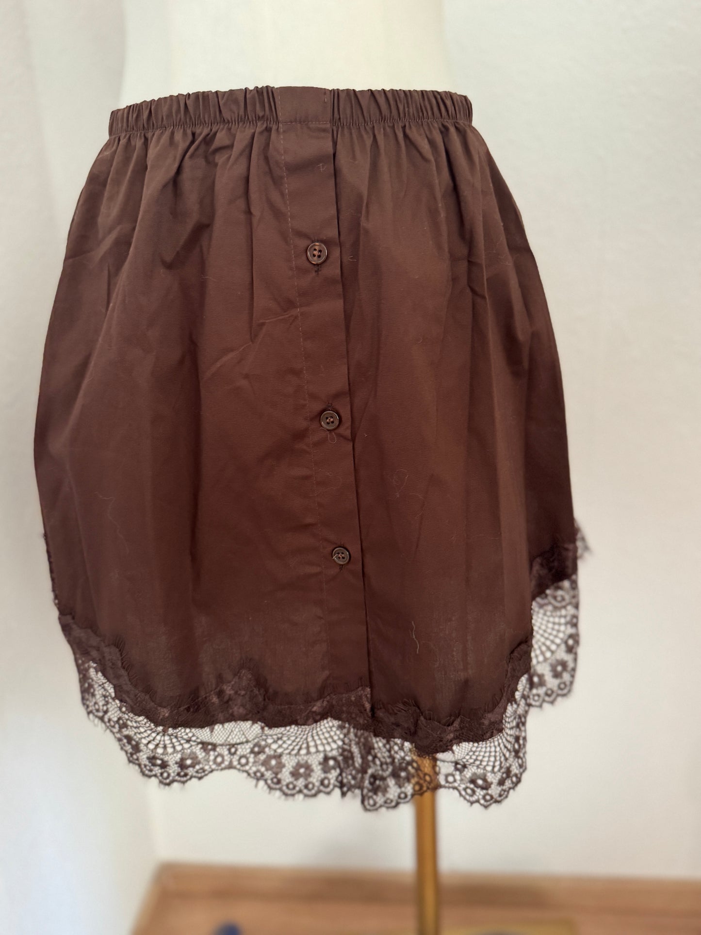 Brauner Blusenrock aus leichtem Stoff, tragbar in den Größen 36 bis 42