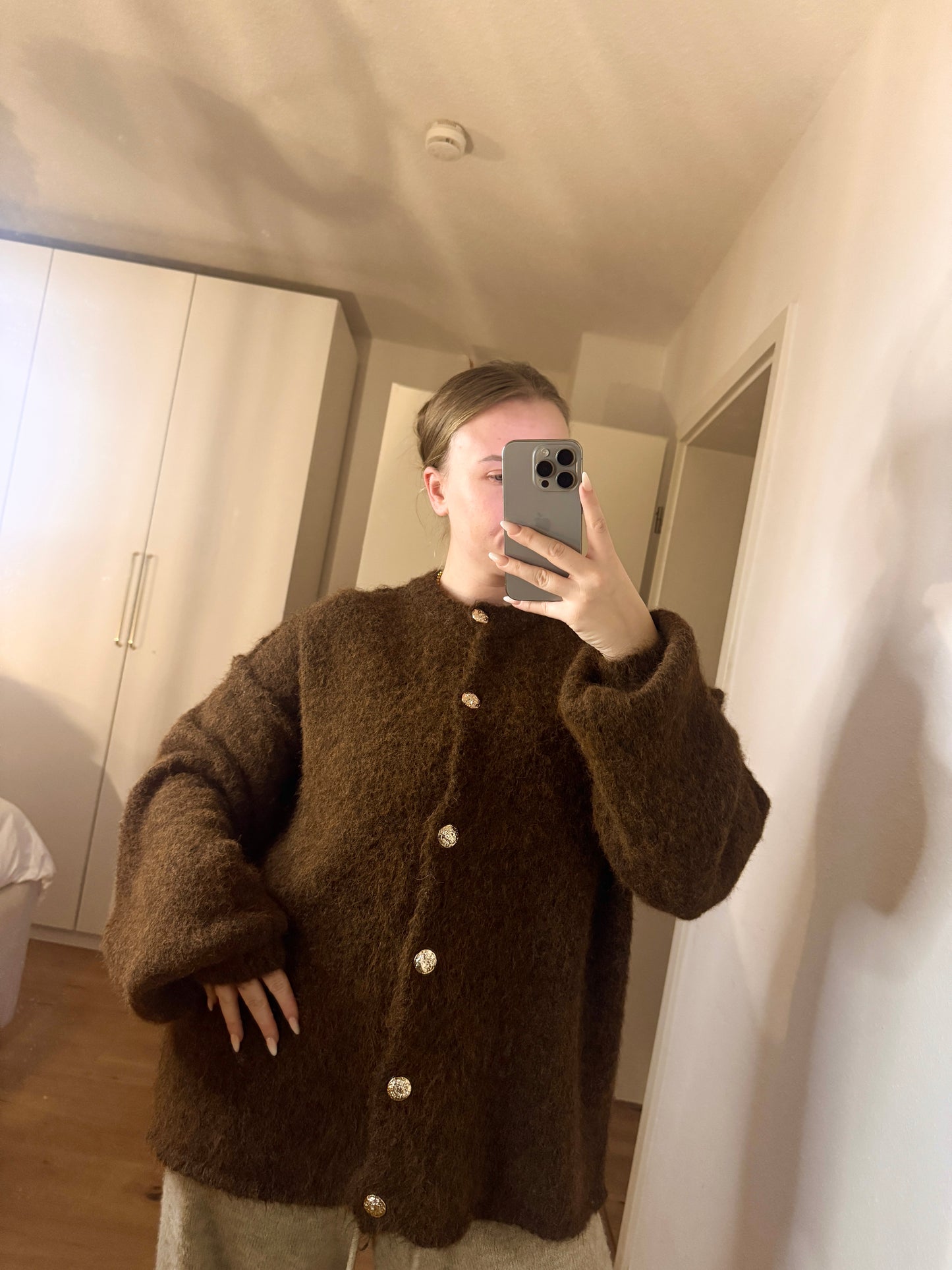 Oversize cardigan fluffy mit goldknöpfen
