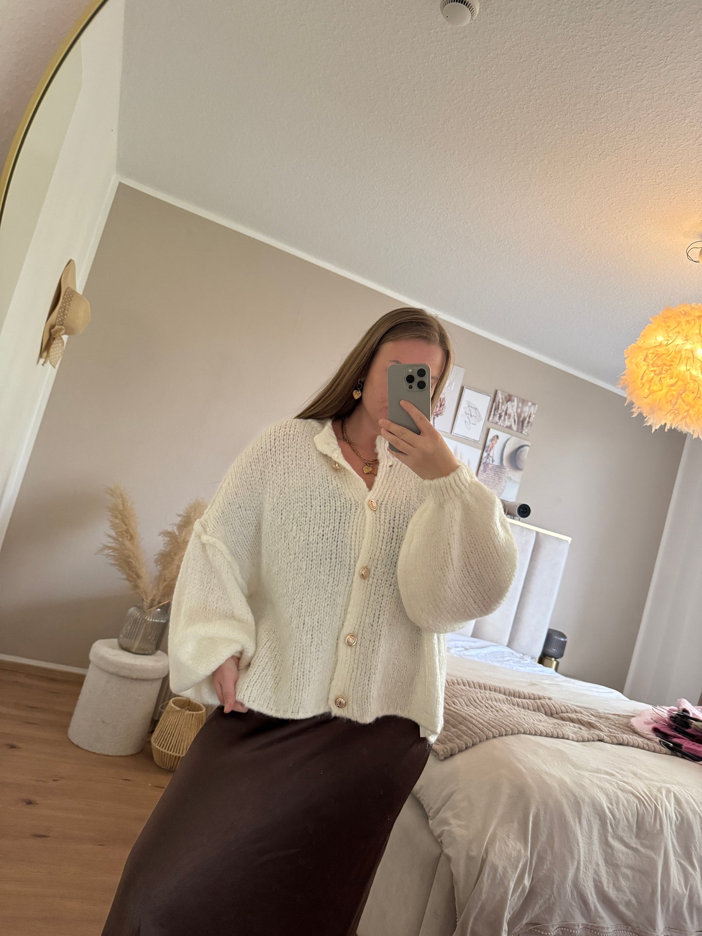Kurzer Oversize Cardigan mit goldenen Knöpfen – stylisch & gemütlich