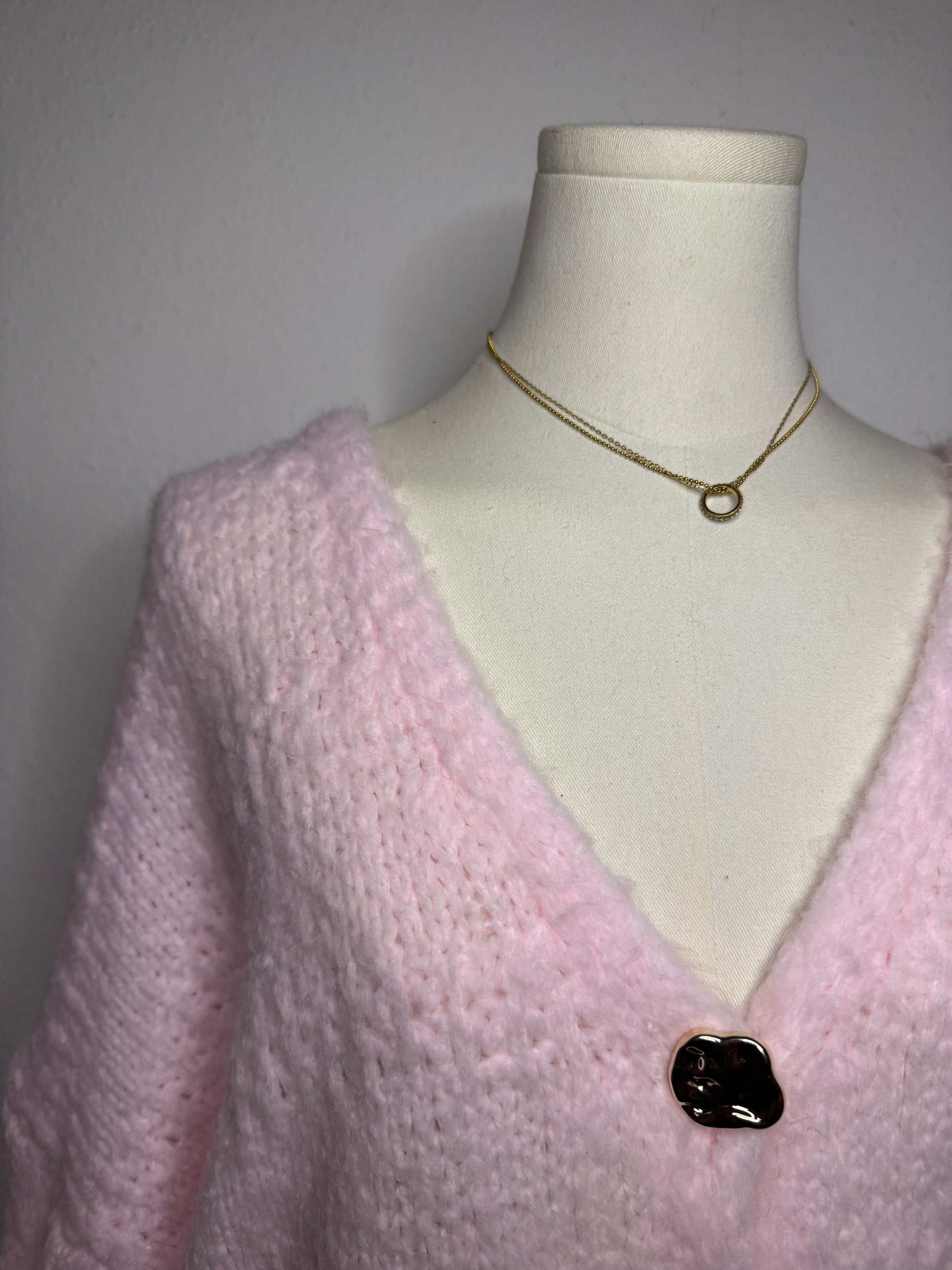 Weicher rosa Strickcardigan mit goldenen Knöpfen – femininer Chic für Alltag und Büro