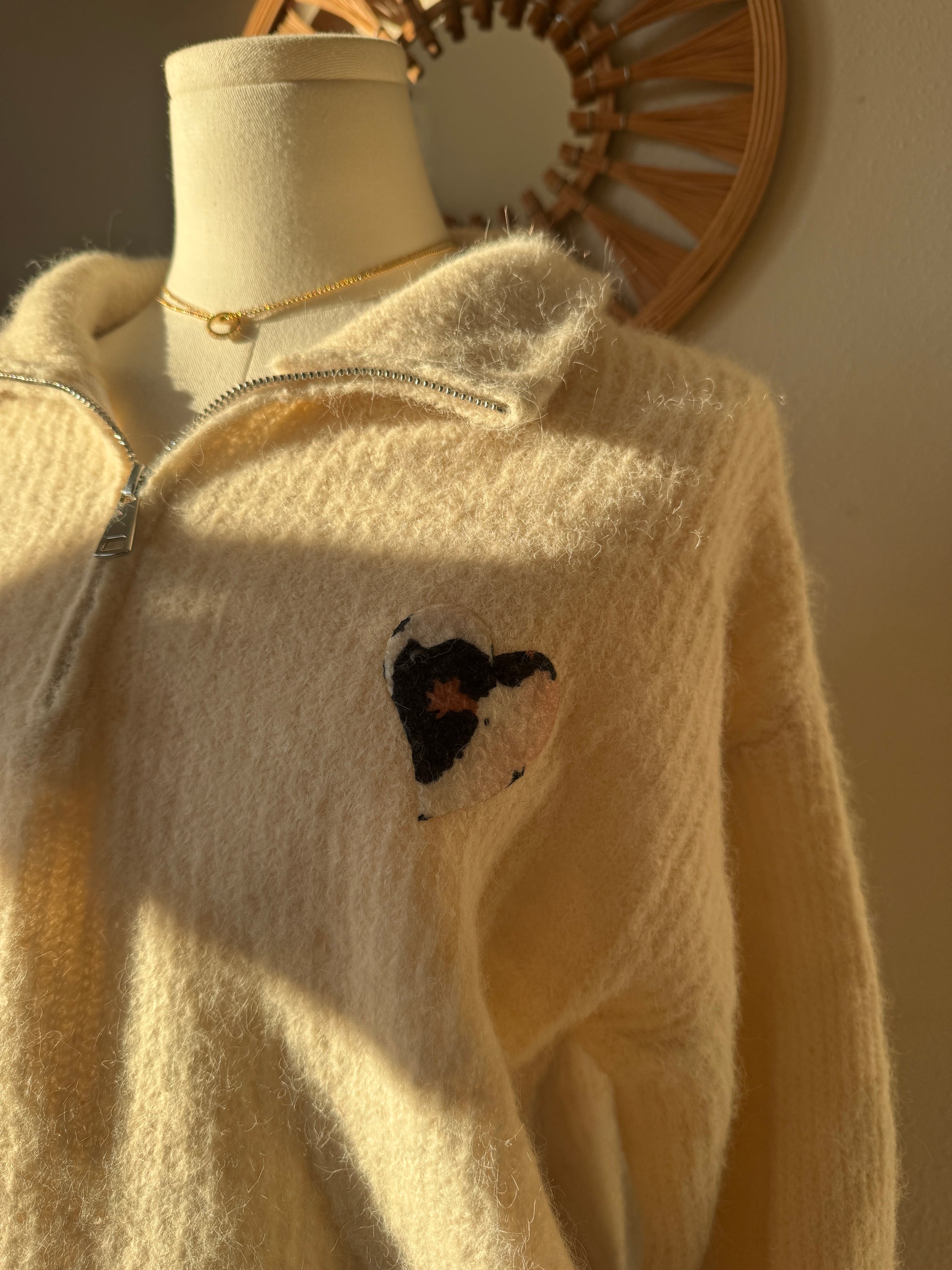 Damen Hoodie mit Zipper in Beige und Leo Teddy Herz – stylischer Oversize Pullover für trendige Outfits.