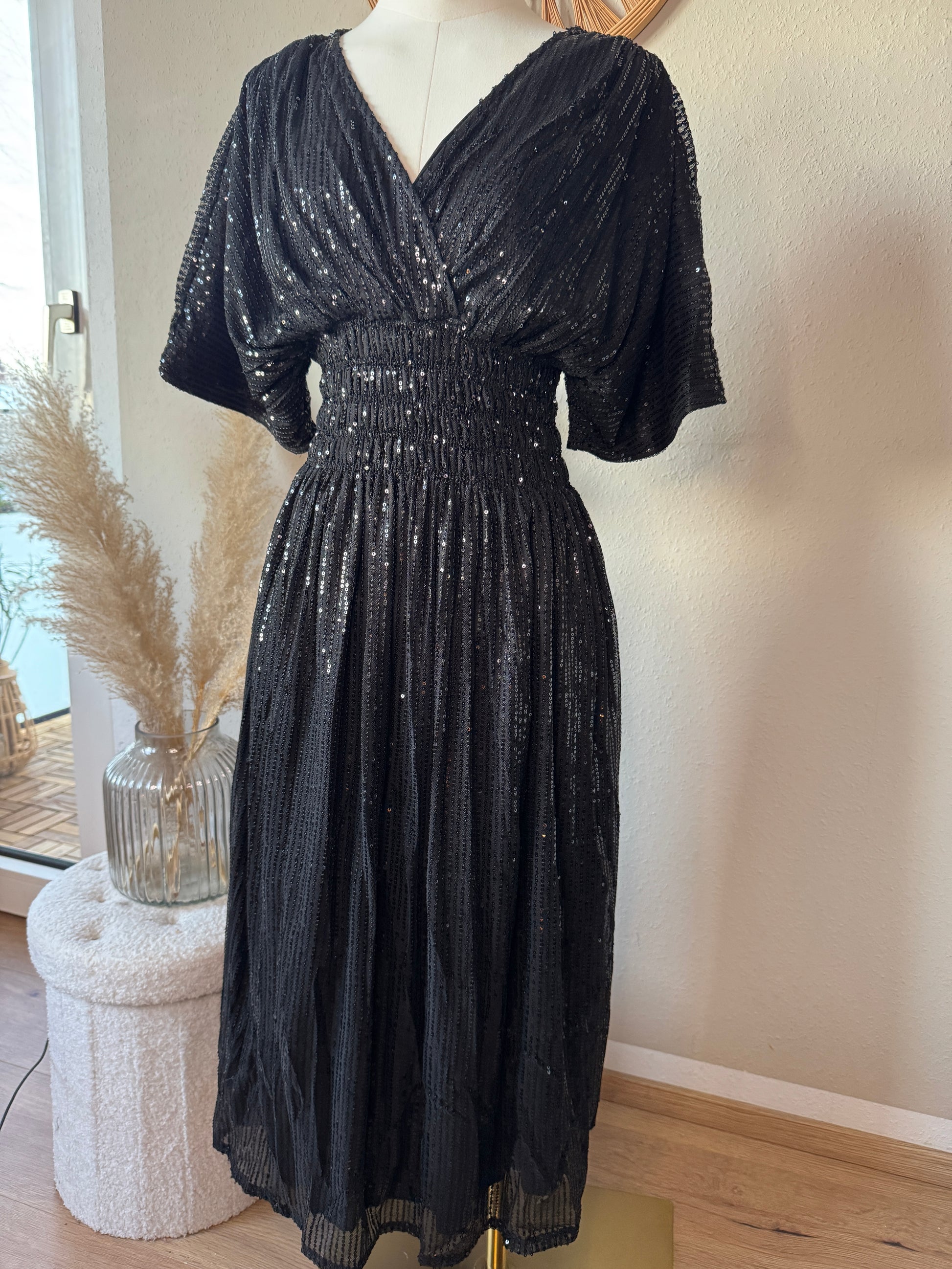Schwarzes Pailletten-Kleid für Damen – funkelndes Partykleid, tragbar bis Größe 42.