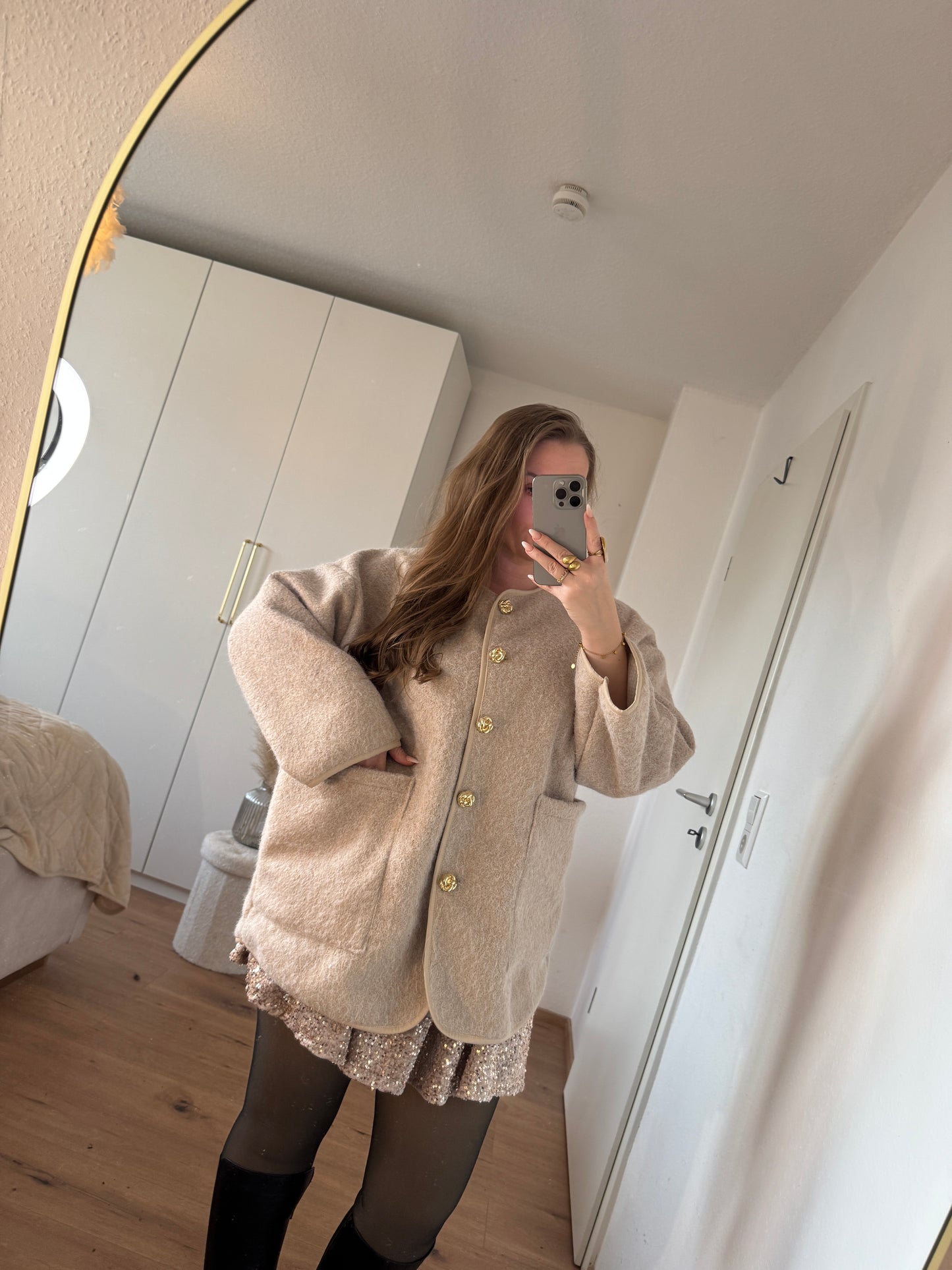 „Eleganter Mantel mit goldenen Knöpfen, tragbar in den Größen 36 bis 42