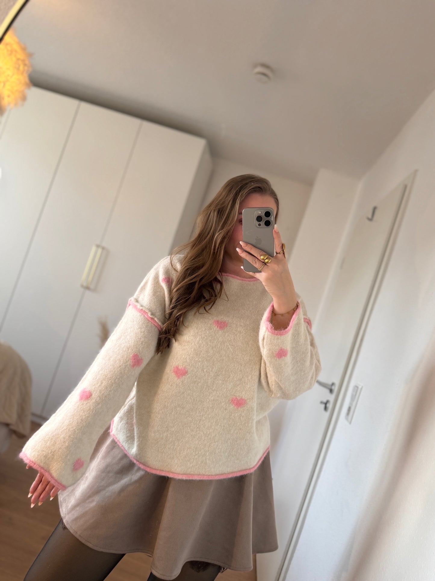„Beige-rosa Strickpullover mit süßen Herzchen, kuschelig und ideal tragbar von Größe 36 bis 42.