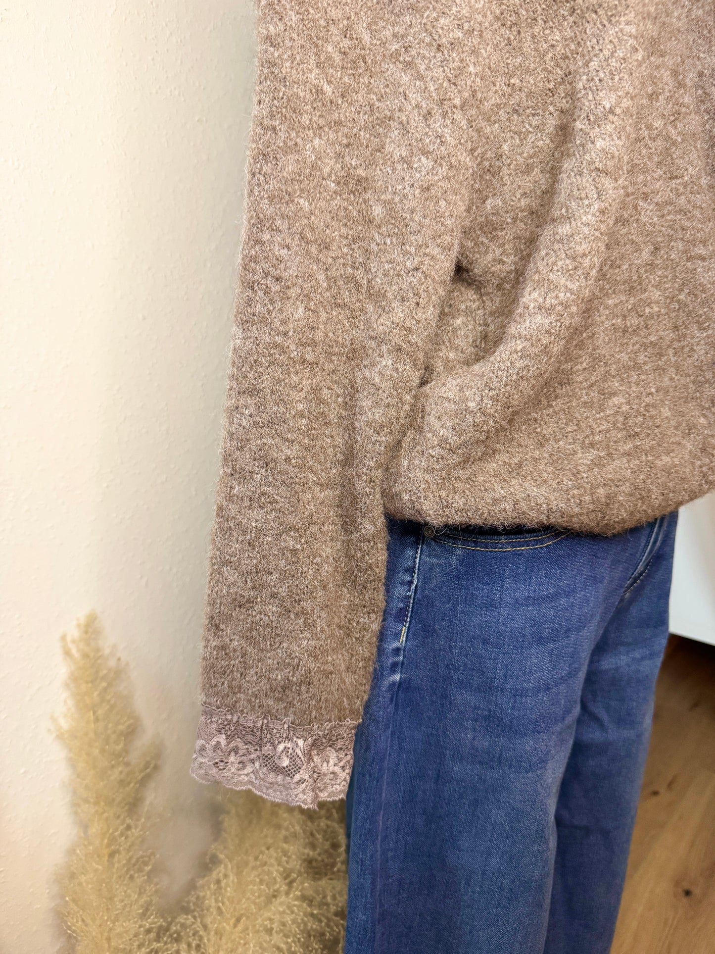 Alpaca-Wollpullover mit Spitzen-Details (tragbar bis Gr. 42)