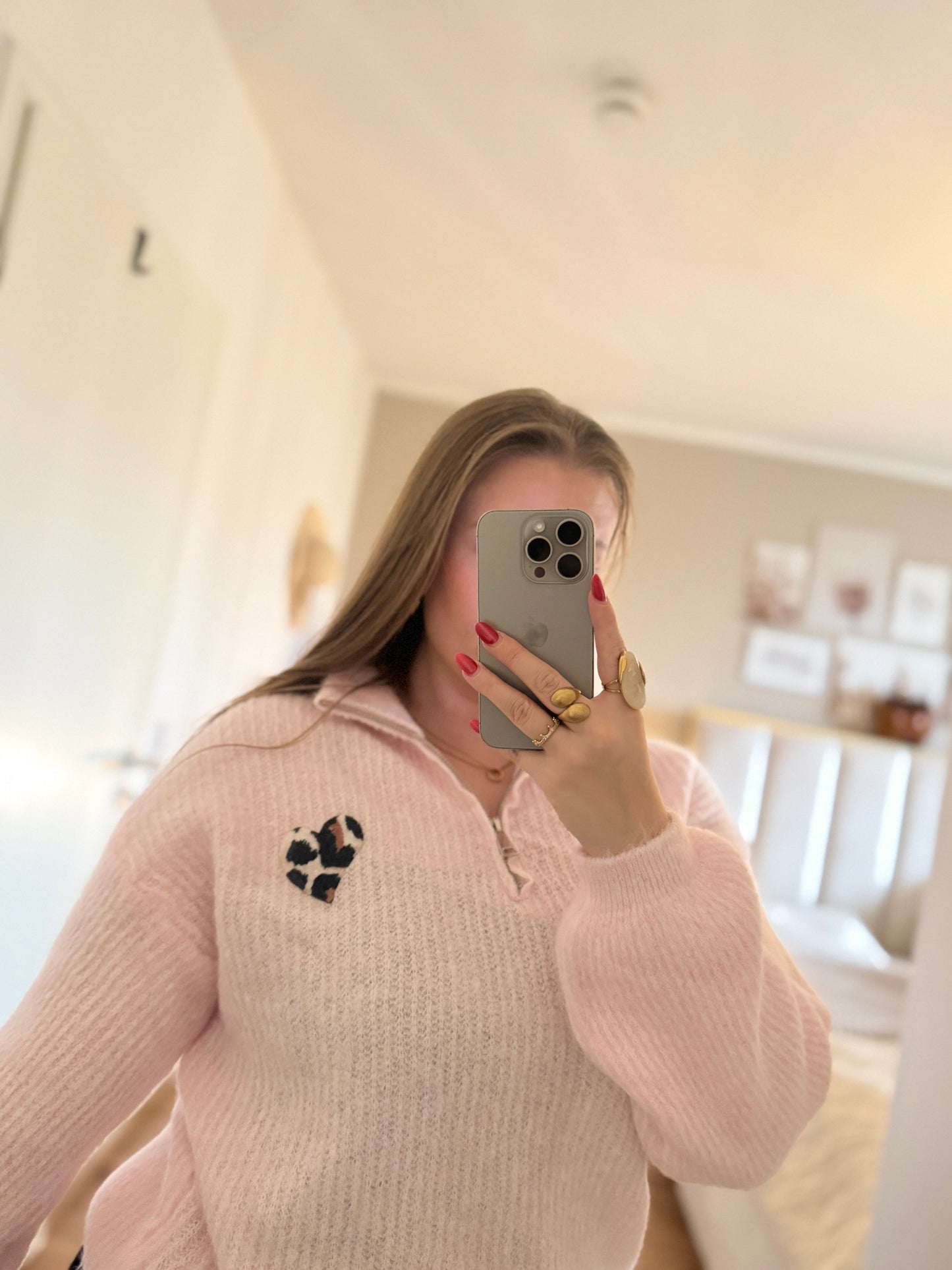 Zipper Hoodie beige für Damen mit Leo Teddy Herz – weicher Oversize Pullover, modischer Leo Look.
