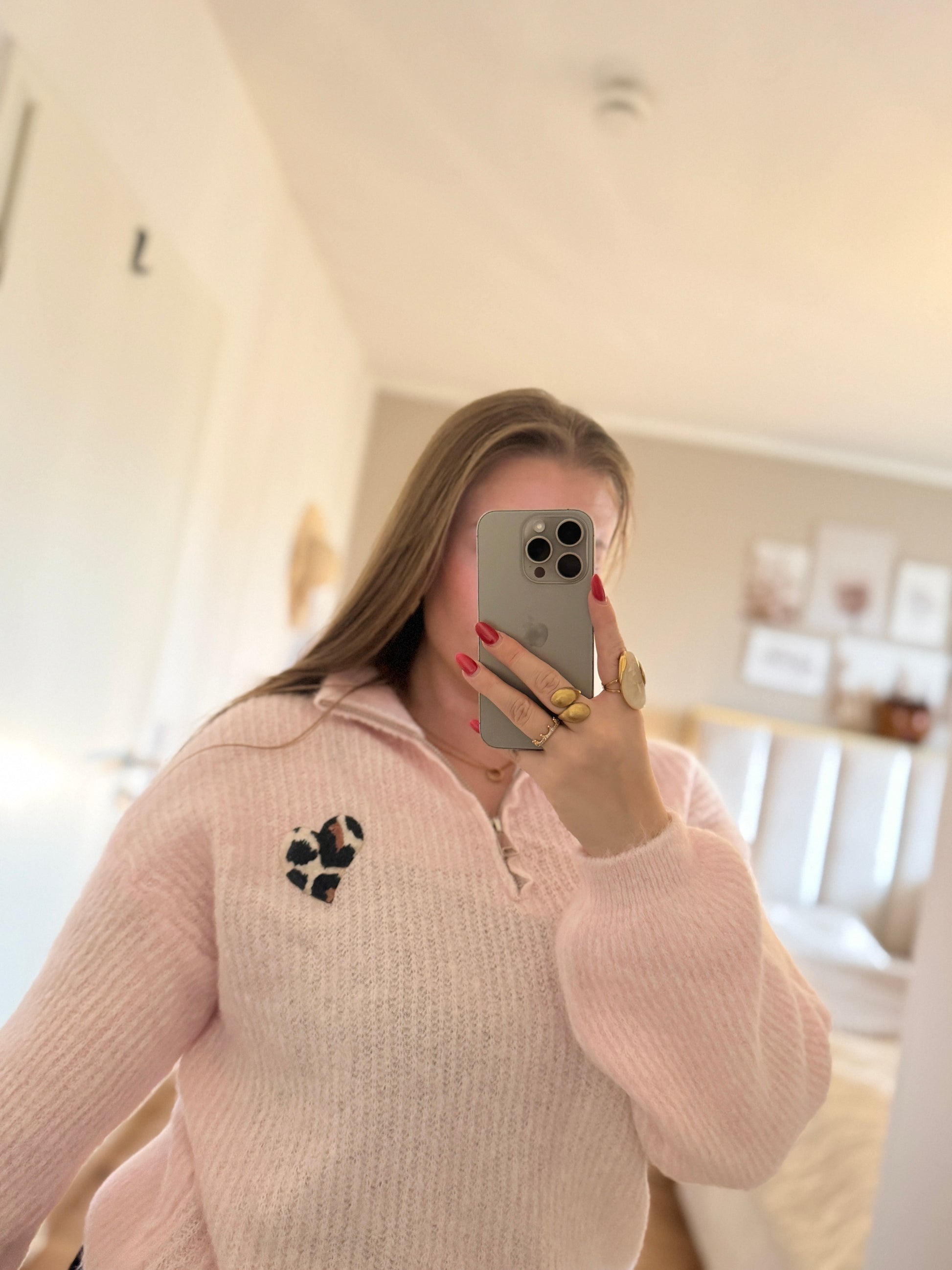 Zipper Hoodie beige für Damen mit Leo Teddy Herz – weicher Oversize Pullover, modischer Leo Look.
