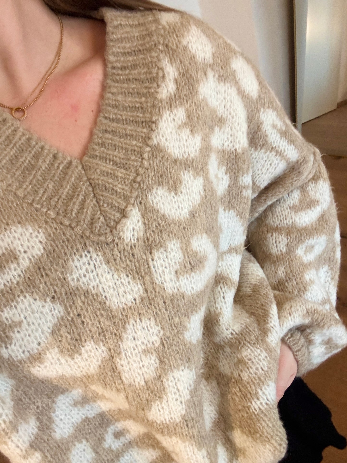 Damen Leo Strickpullover mit V-Ausschnitt – weicher Oversize Pullover im trendigen Leo Muster