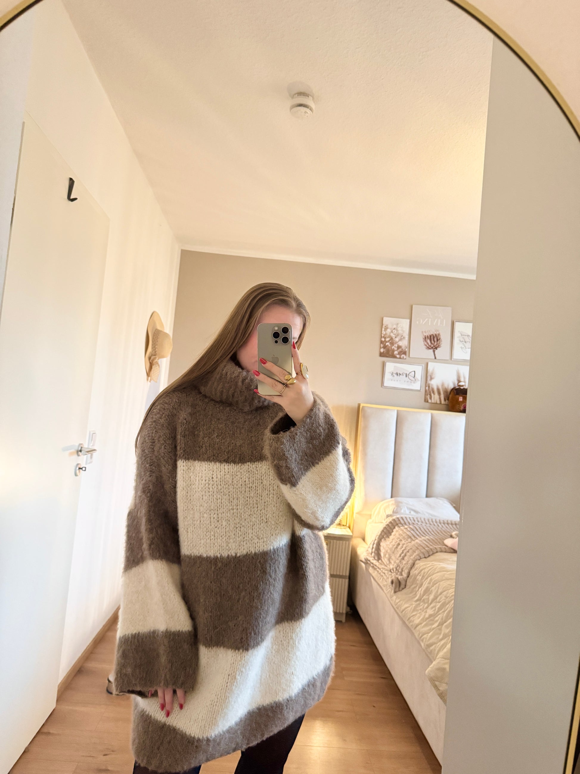 Damen Strickkleid gestreift mit warmem Rollkragen – weiches Cozy Knit Kleid für Herbst und Winter.