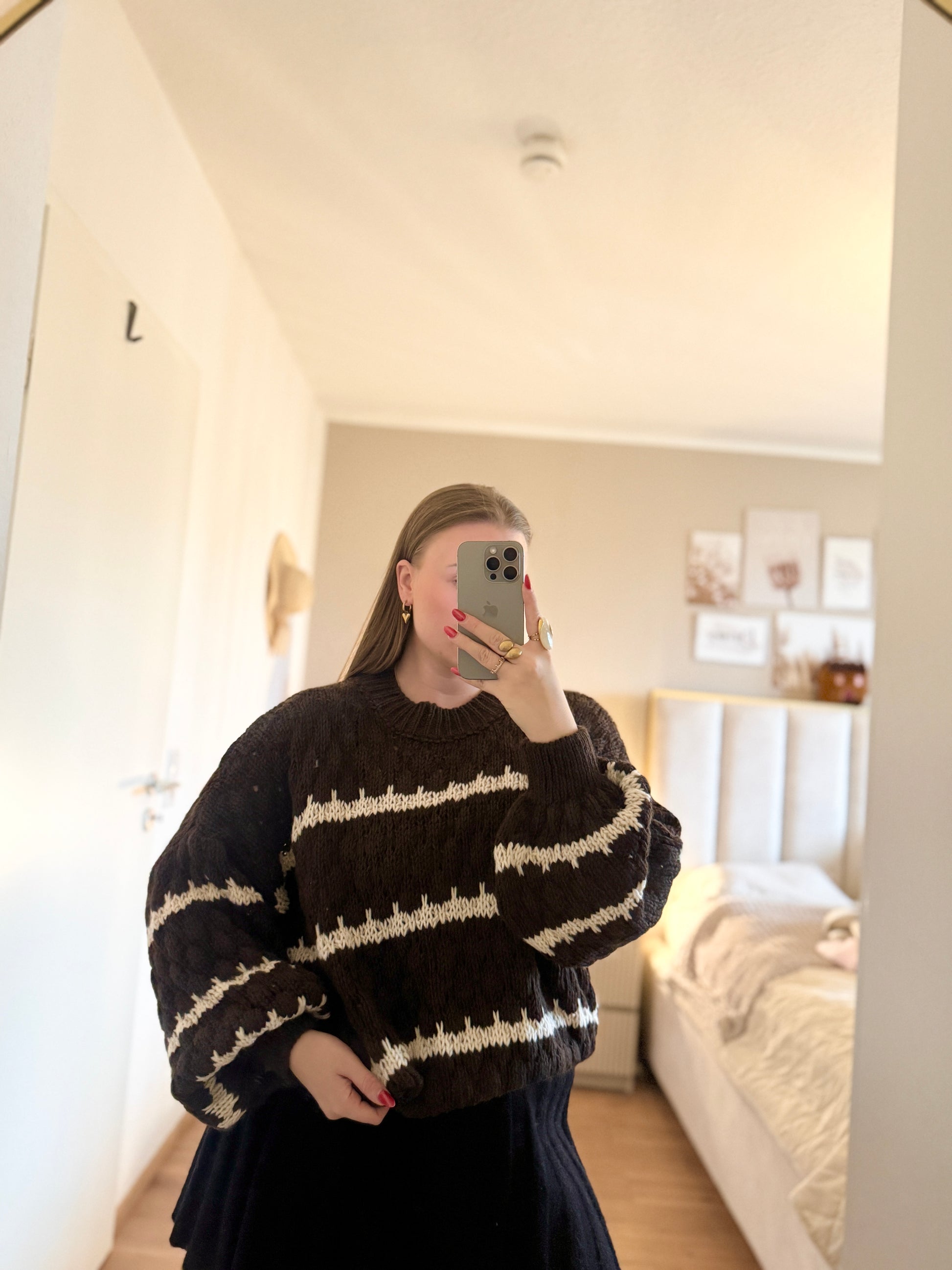 Damen Strickpullover braun weiß gestreift mit leichten Ballonärmeln – gemütlicher Oversize Knit.