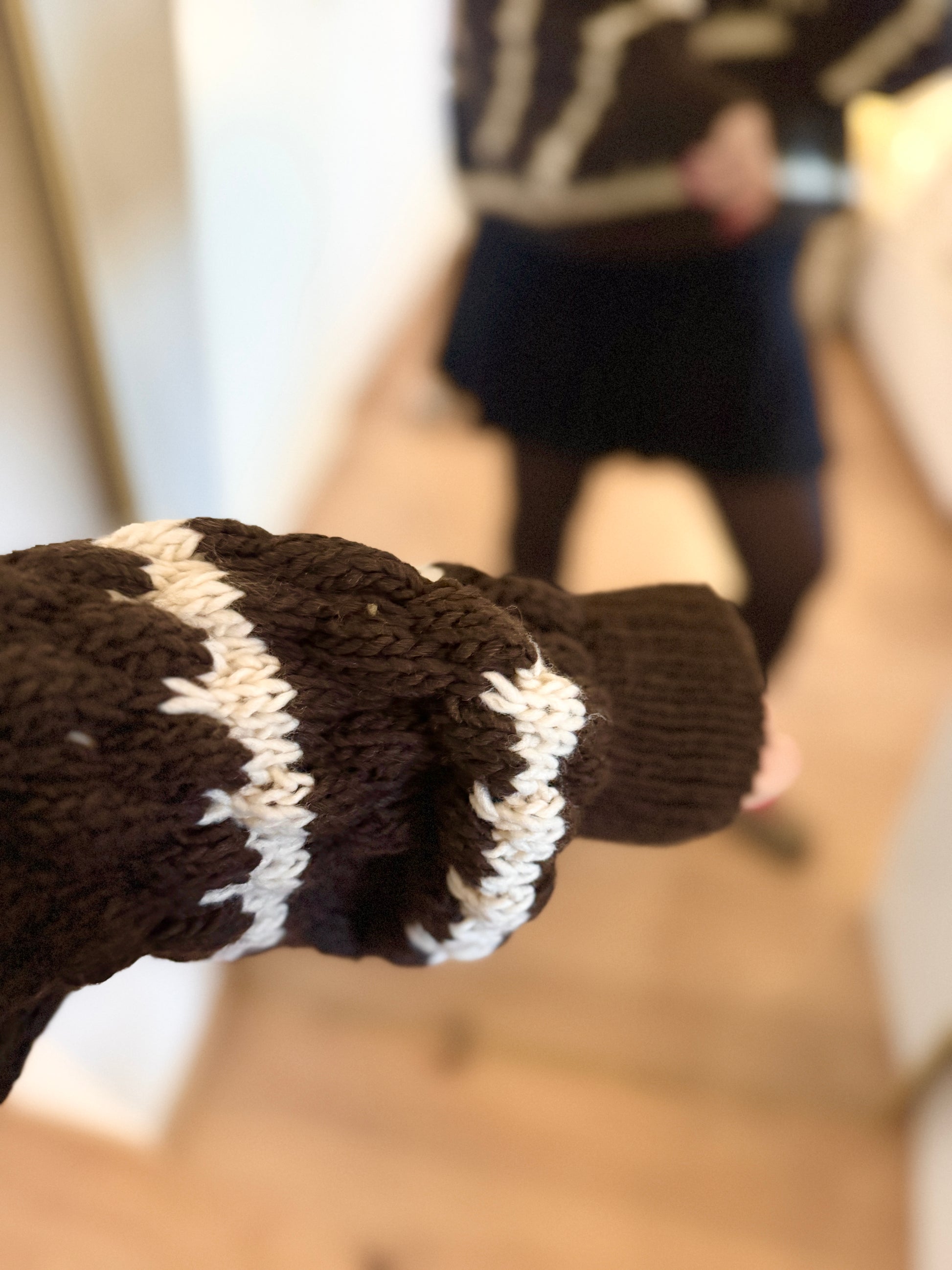 Braun weiß gestreifter Strickpullover für Damen mit weiten Ballonärmeln – moderner Trend Pullove