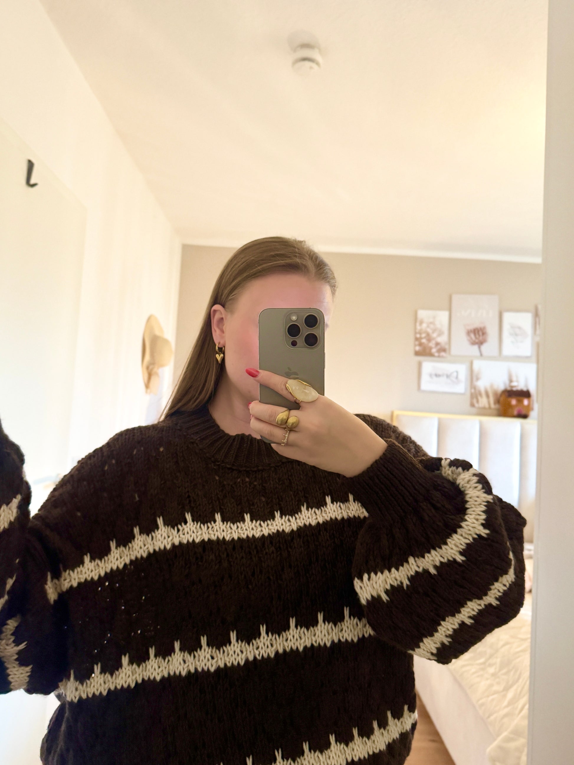 Gestreifter Damen Strickpullover in Braun und Weiß mit luftigen Ballonärmeln – stylischer Casual Look