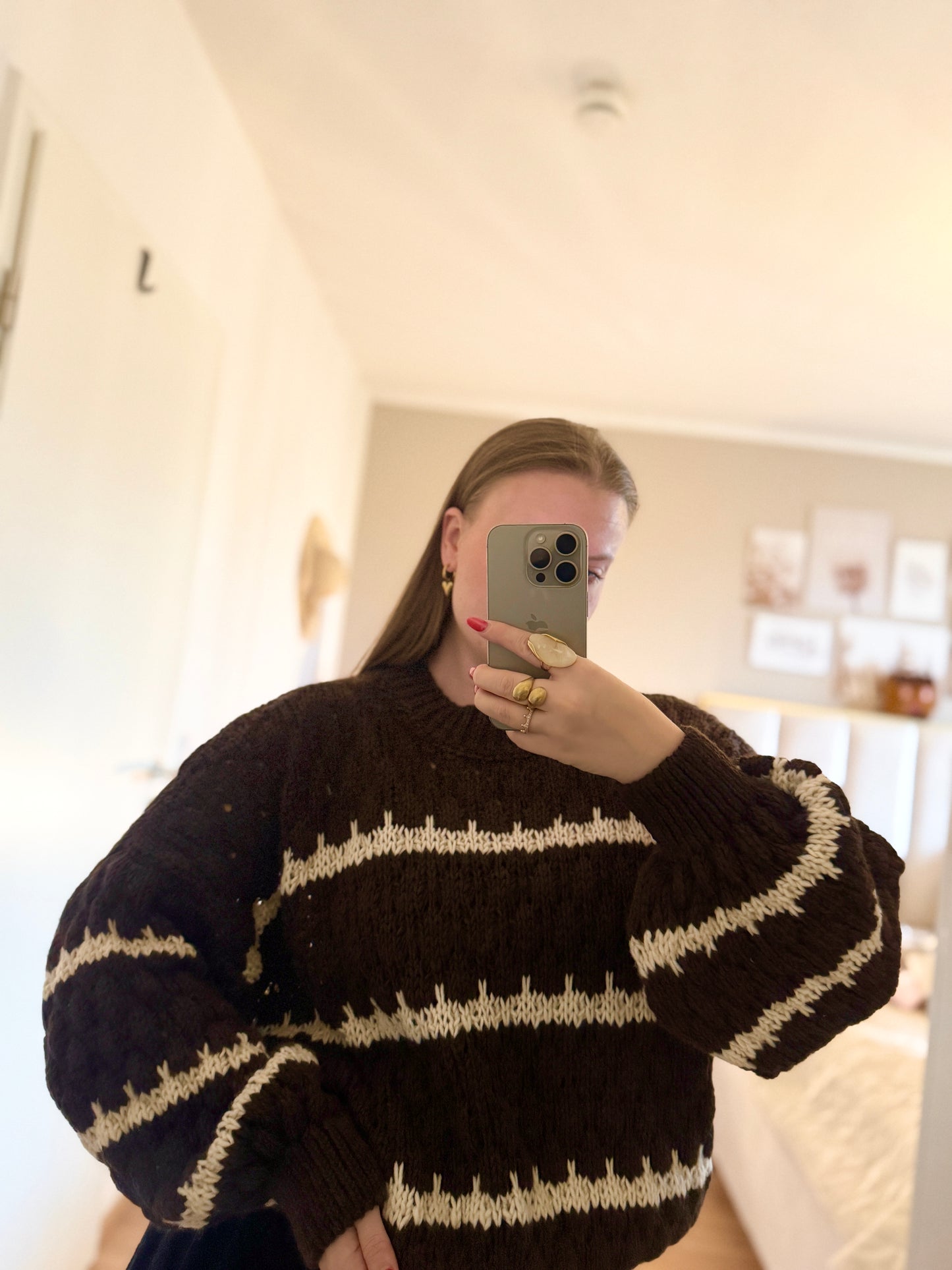 Damen Pullover Strick braun weiß gestreift mit femininen Ballonärmeln – gemütlicher Winter Style.