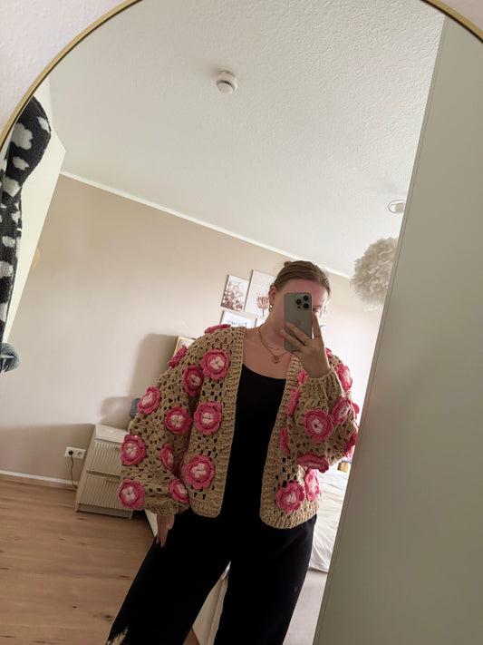 Rosalie – Handgehäkelte Cardigan in Beige mit 3D-Blumen | Einheitsgröße 34–44
