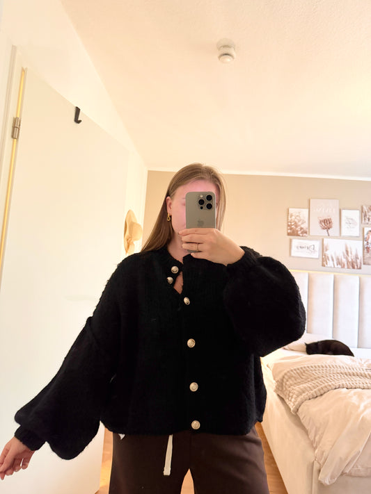 Kurzer Oversize Cardigan mit goldenen Knöpfen – stylisch & gemütlich