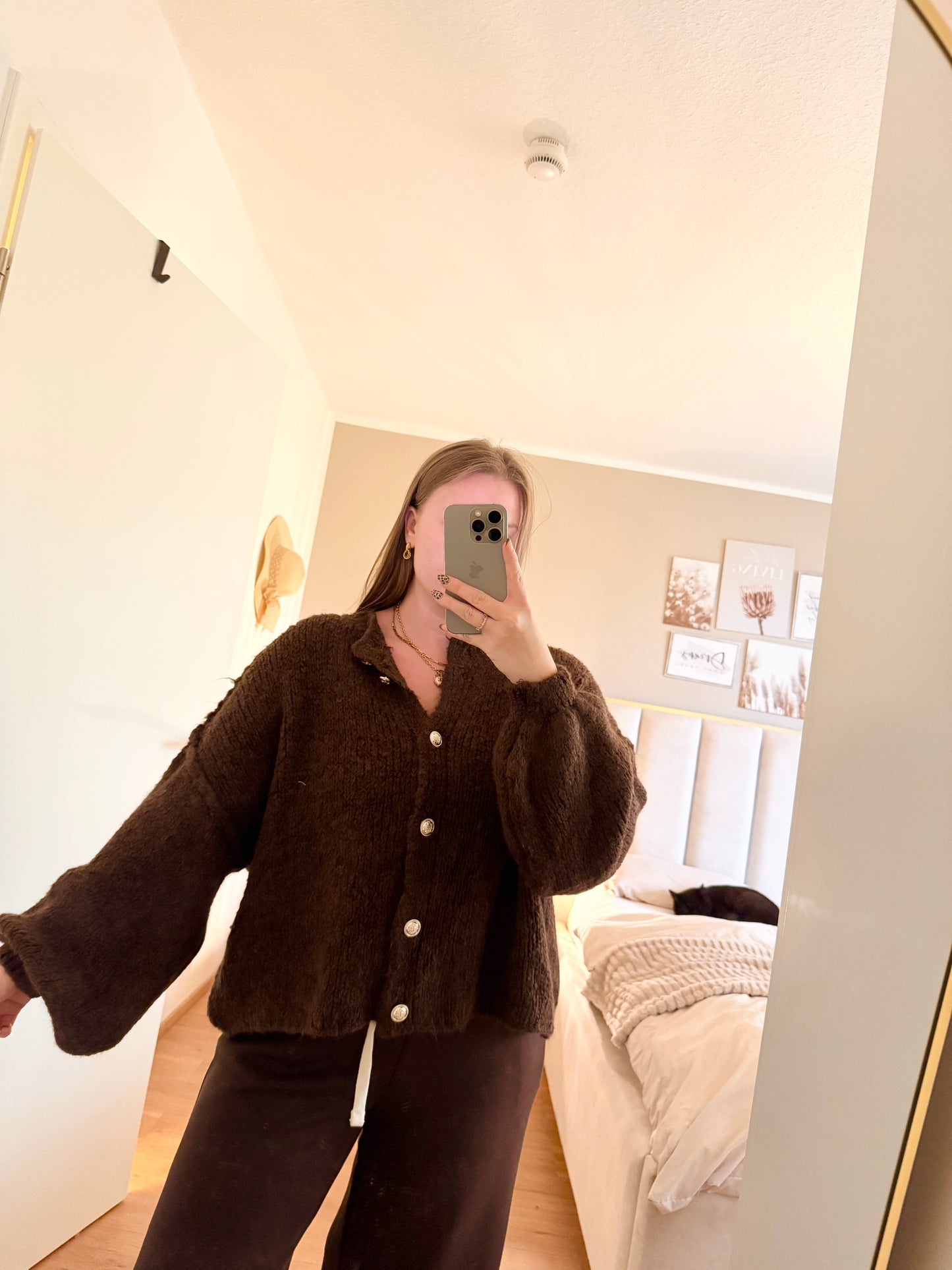 Kurzer Oversize Cardigan mit goldenen Knöpfen – stylisch & gemütlich