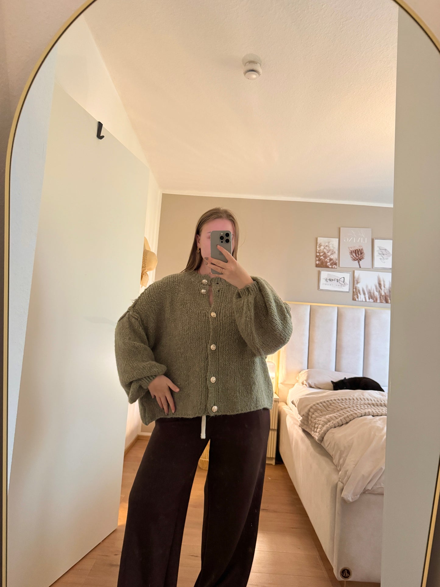 Kurzer Oversize Cardigan mit goldenen Knöpfen – stylisch & gemütlich