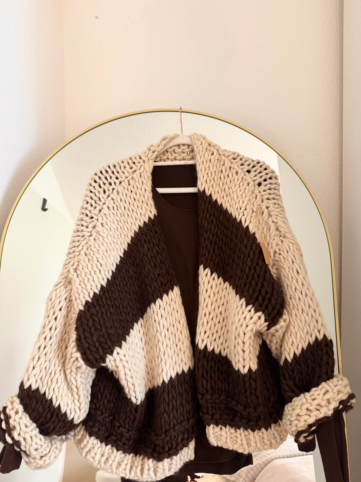 Gestreifter Cardigan mit Wollanteil – Cozy Chic für kühle Tage 🤍