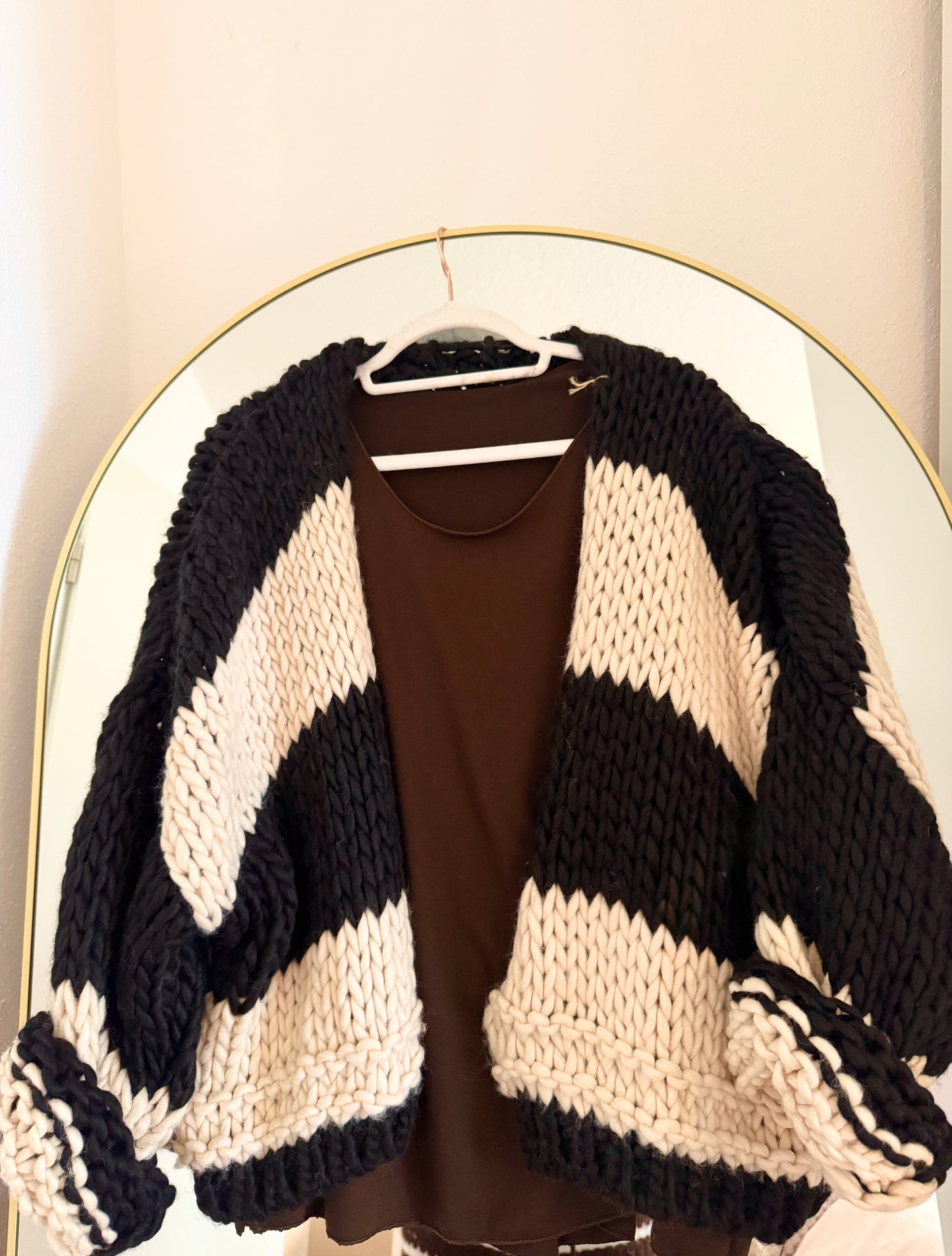 Gestreifter Cardigan mit Wollanteil – Cozy Chic für kühle Tage 🤍