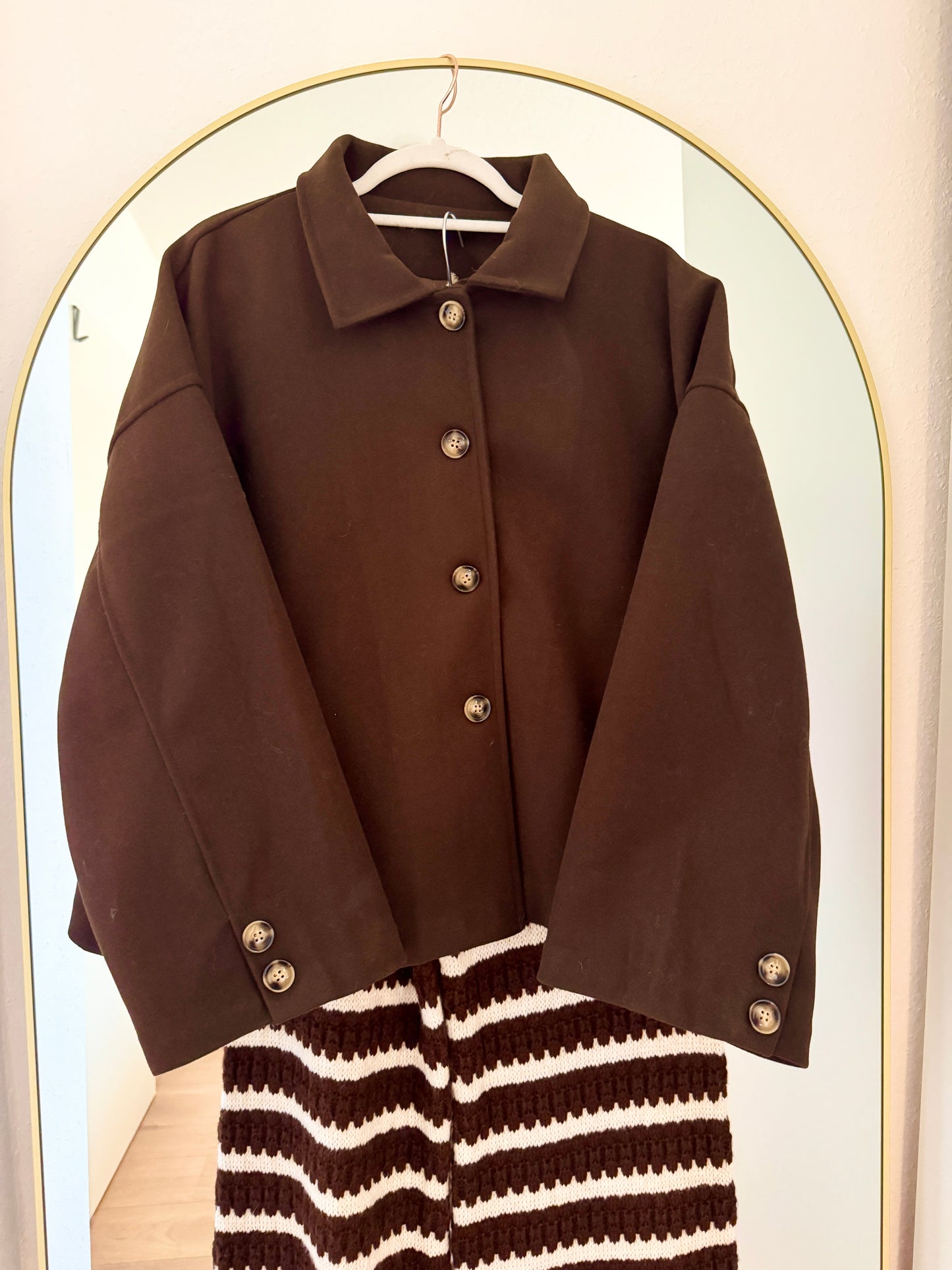 Kurzer Mantel mit Knöpfen – Elegant, zeitlos & perfekt für den Alltag